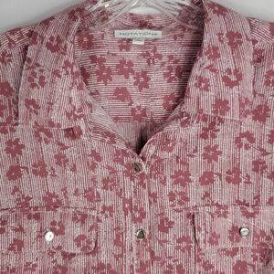 L NOTATIONS MAUVE  FLORAL SILVER BUTTON DOWN LONG SLEEVE wrinkle free TOP Large